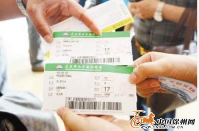 川航飞机故障滞留20小时 乘客情绪激动上路拦车