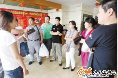 川航飞机故障滞留20小时 乘客情绪激动上路拦车