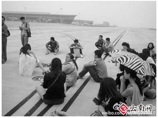 雷雨造成航班延误引纠纷 乘客硬闯长水机场跑道