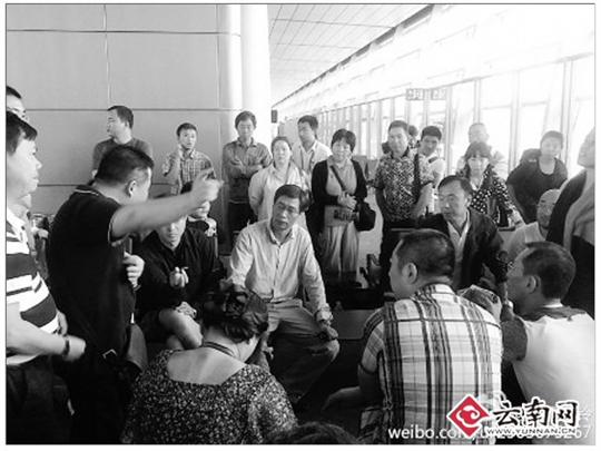 雷雨造成航班延误引纠纷 乘客硬闯长水机场跑道