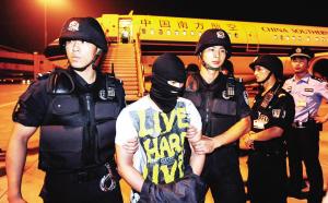 深航“诈弹”嫌犯被押回武汉 后悔连说对不起