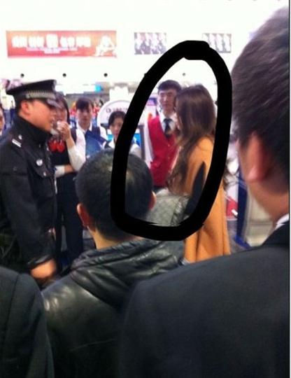 首都机场T2发生女乘客殴打东航女地勤致流血事件