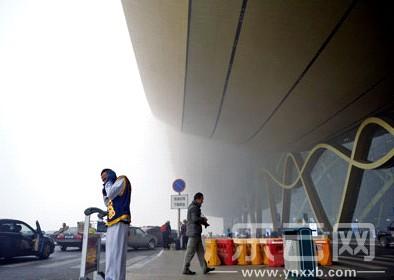 大雾笼罩长水机场 昆明机场一周内起雾3次 旅客无奈:都习惯了