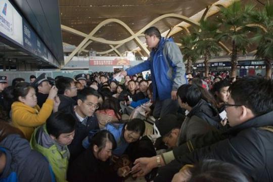 6名乘客大闹荷航头等舱 频繁“机闹”为哪般？