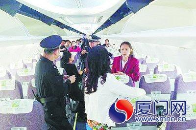 经过民警劝说,50多名乘客下机 成都到厦门航班延误六小时 乘客拒不下机表抗议