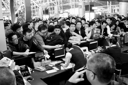 3月28日,深圳机场航班发生大面积延误,部分旅客情绪激动 近150名沈阳旅客彻夜被困深圳机场 上演人在囧途