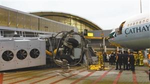 香港国际机场登机桥连环倒塌 操作员重伤入院