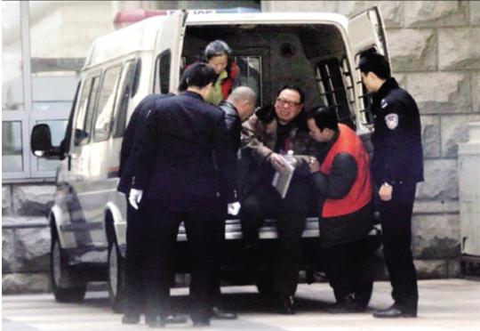 深航6高管被控挪20亿 员工曝李泽源才是“大老板”(图) 图为被告人李泽源被带下囚车(中) 深航6高管被控挪20亿 员工曝李泽源实际操控深航