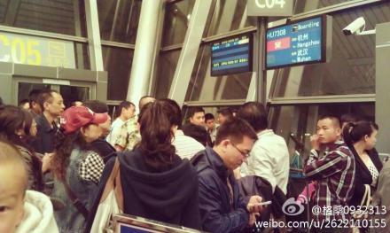 海航航班延误4小时 30多名旅客为讨说法拒登机