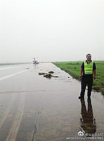 天津航空E145飞机降落时偏出跑道 无人员伤亡