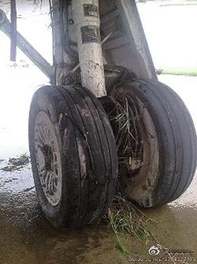 天津航空E145飞机降落时偏出跑道 无人员伤亡