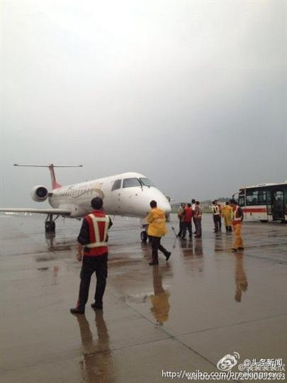 天津航空E145飞机降落时偏出跑道 无人员伤亡