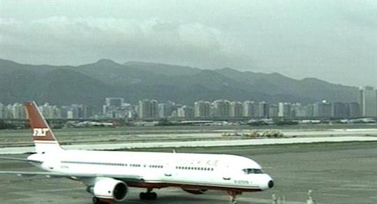 远航班机没空调"像关大烤箱" 空服员自备扇子