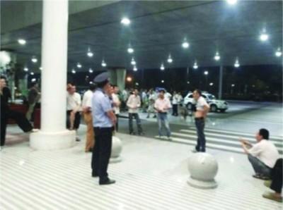 多名黑头车司机和一伙人围在机场外面 黑头车新桥机场疯狂揽客 不满被请走聚众围攻