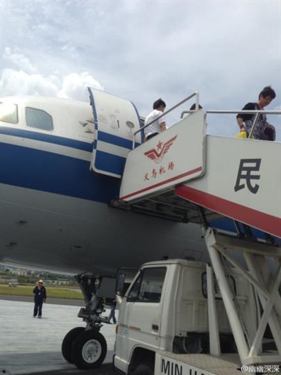 国航班机陷软路无法动弹 义乌机场暂时关闭