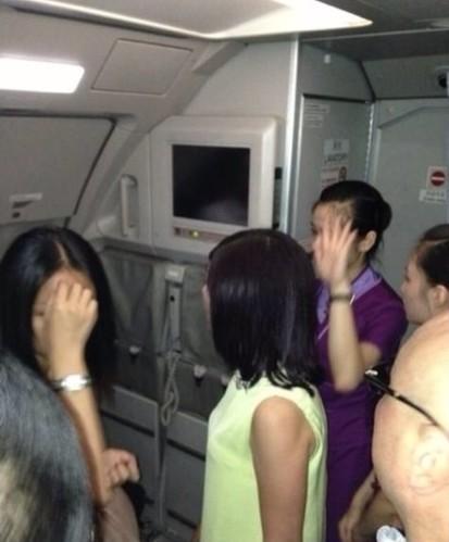 吉祥航空飞机备降 空姐遭乘客谩骂扇耳光