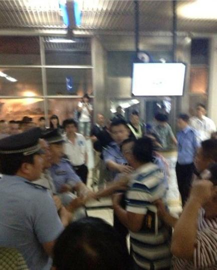 首航航班延误 乘客强行开舱门被拒登机