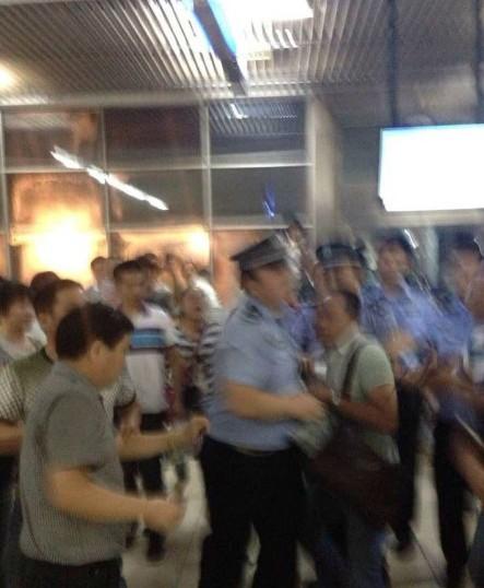 首航航班延误 乘客强行开舱门被拒登机