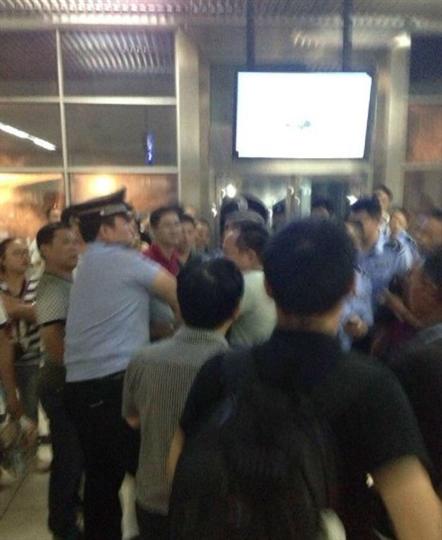 首航航班延误 乘客强行开舱门被拒登机