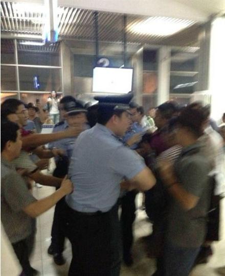 首航航班延误 乘客强行开舱门被拒登机