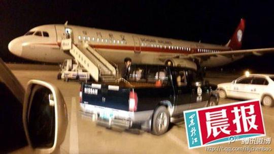 四川航空一航班起飞10米后紧急降落 左翼现火球