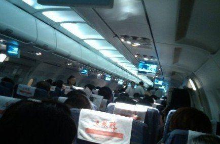 四川航空一航班起飞10米后紧急降落 左翼现火球