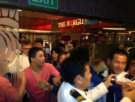 海娜号部分游客15日与海航人员发生肢体冲突