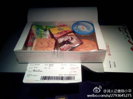 记者微博曝东航配餐提供过期变质周黑鸭食品