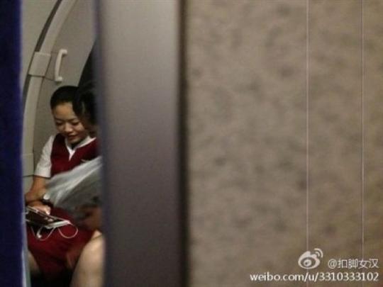空姐飞行中玩手机被停飞 爆料者遭质问