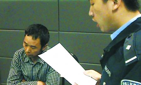 民警宣读拘留处罚书 西部航男乘客称丢手机拒下机 要求空姐搜乘客身