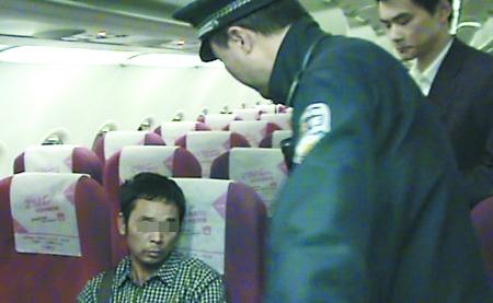 民警正劝说“霸占”飞机的男子 西部航男乘客称丢手机拒下机 要求空姐搜乘客身