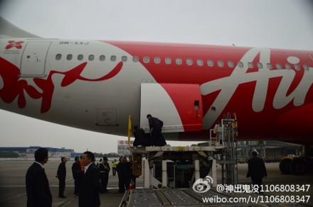 亚航客机后货舱门与成都机场平台车发生碰撞