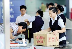 打包托运一瓶酒竟要360元 机场打包费宰你没商量
