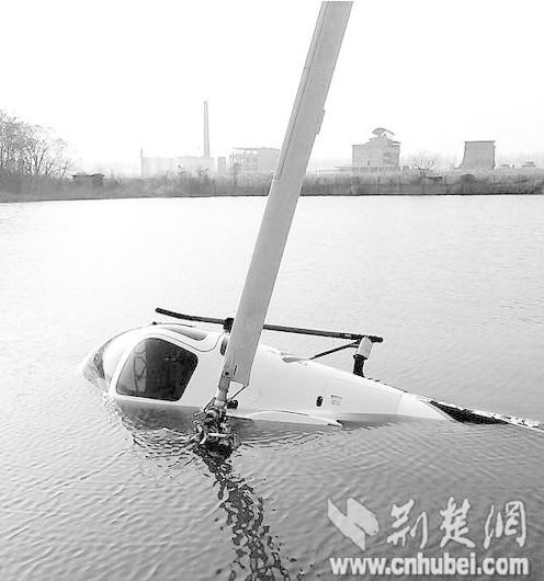 武直通航一直升机训练时坠入池塘 飞行员逃生