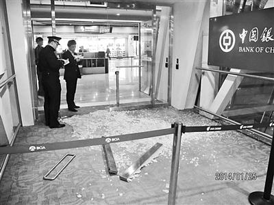 醉汉赶飞机迟到强行登机被阻　砸坏机场玻璃门