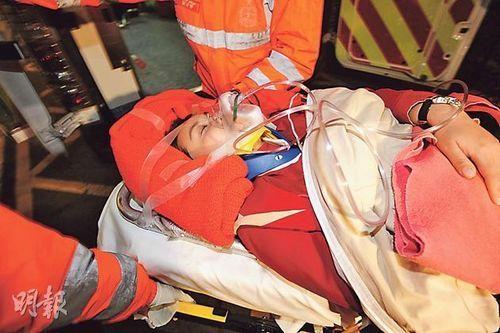 国泰客机遇气流造成12人受伤,其中一名受伤空姐需戴上颈箍及氧气罩送玛嘉烈医院治理 香港国泰航空客机 遭遇强烈气流致10人伤