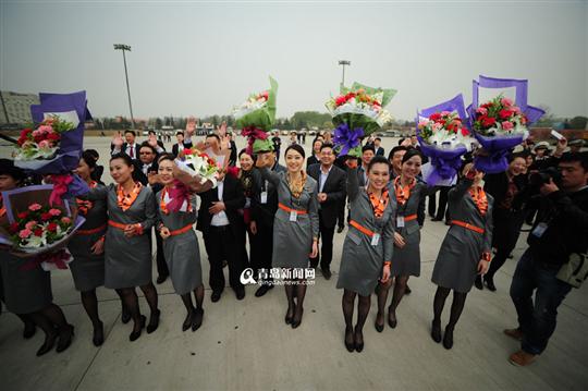 青岛航空空姐首次亮相 制服遭网友吐槽