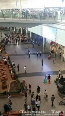 首都机场一男子从四楼跳到二楼 已被送医