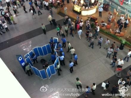 首都机场一男子从四楼跳到二楼 已被送医