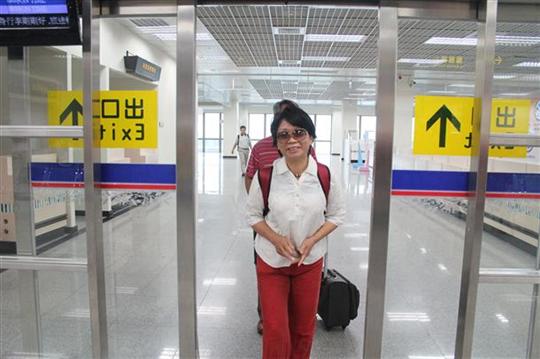 台湾远东一架班机冲出跑道 机场关闭近1小时