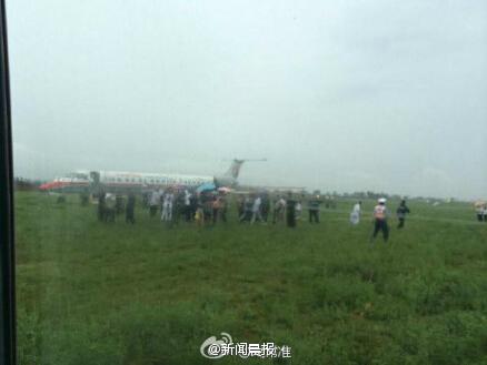 网曝东航一支线客机冲出跑道 暂无人员伤亡