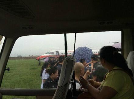 网曝东航一支线客机冲出跑道 暂无人员伤亡