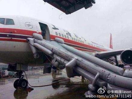 突发：上航一767客机在虹桥机场因误操作放滑梯