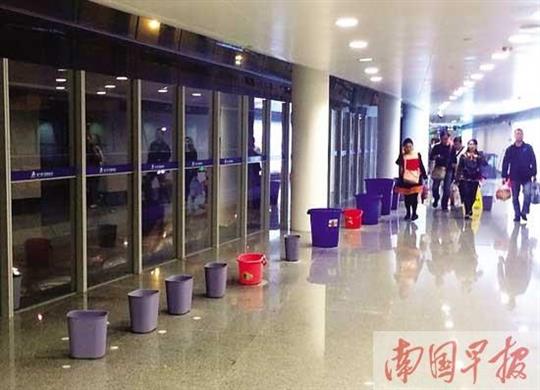 南宁机场新航站楼天花板漏水 塑料桶摆成一排