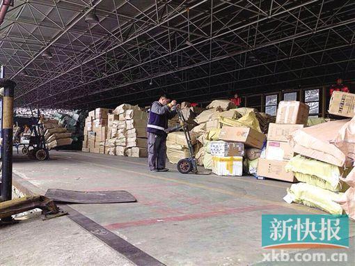 白云机场开箱查行李乘客不知情 机场称有权开箱