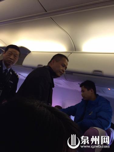 中间的这个男子就是闹机的人 男子拒系安全带爆粗口 厦航飞机延误一小时