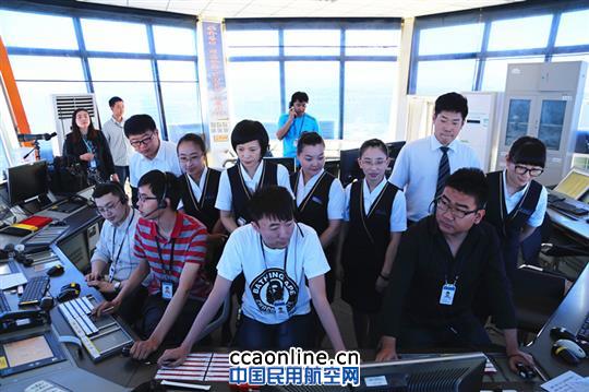 南航新疆地服部的一線(xiàn)員工們?cè)谛陆展芩_(tái)參觀(guān)學(xué)習(xí)-地服部攝 地服空管零距離 學(xué)習(xí)交流促提升