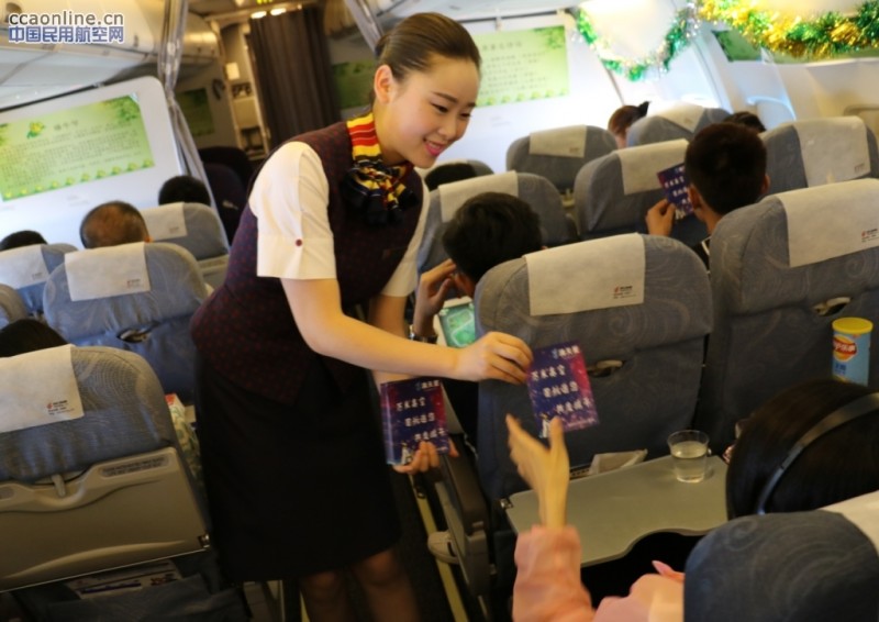 国航重庆乘务组与旅客万米高空庆端午