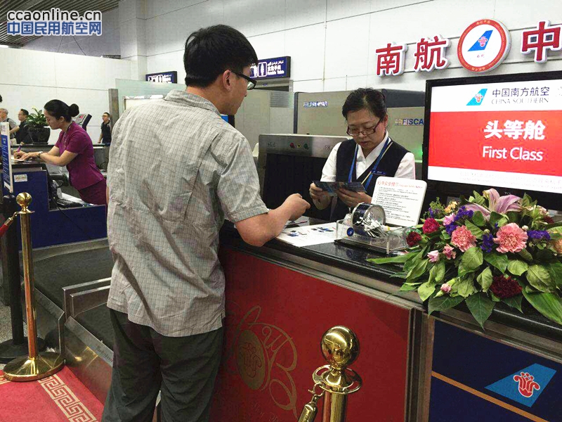 高温旺季 南航新疆地服部党员干部开启“一线练兵”模式