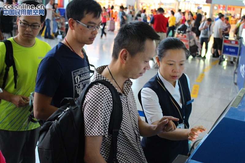 高温旺季 南航新疆地服部党员干部开启“一线练兵”模式